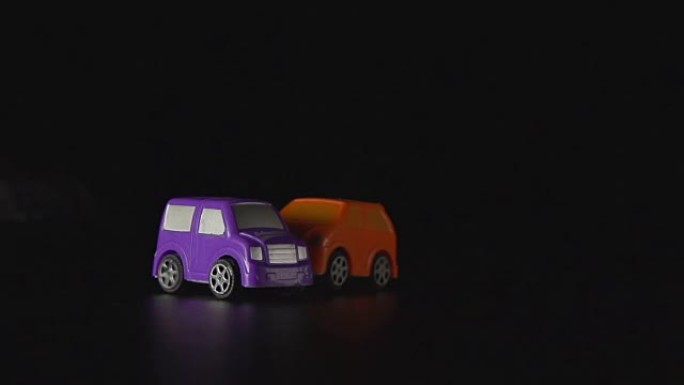 慢速: 一辆玩具车撞上了其他玩具车