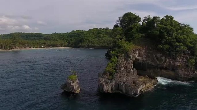 水晶湾海滩岩石洞穴的空中拍摄