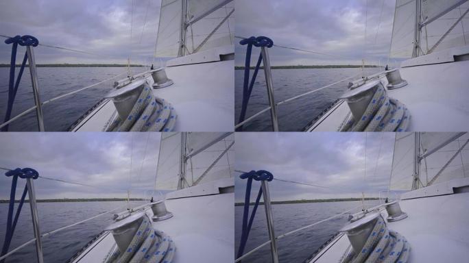 帆船上的绞盘甲板夏季阳光明媚的大白帆多风的速度