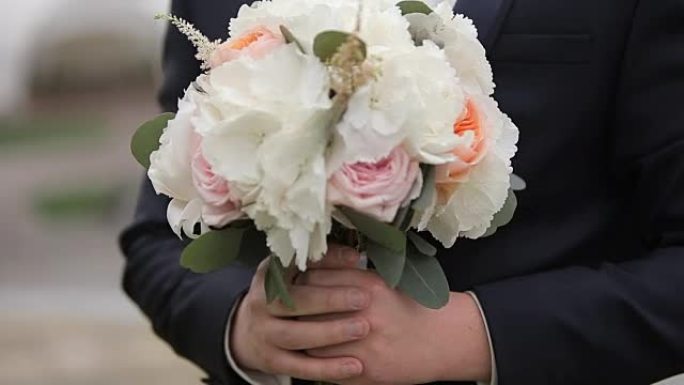 新郎为新娘捧着一束鲜花