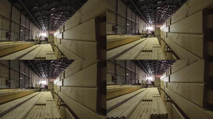 板条从机器下面出来。木屑。木工工业