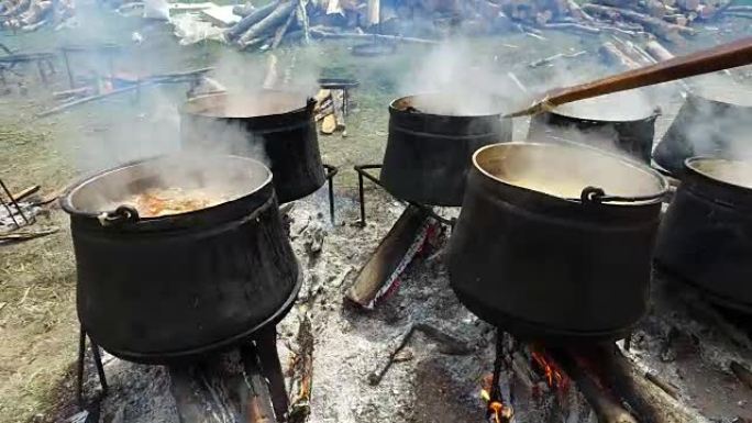 首席厨师，在旅游夏令营用大锅和水壶炖煮