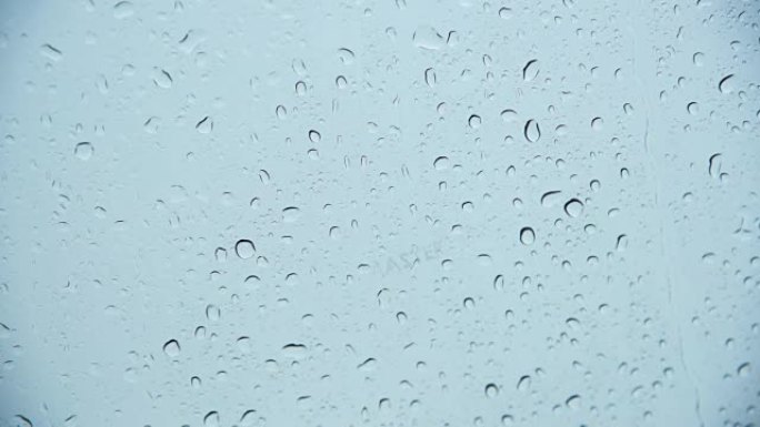 雨滴从窗户玻璃上掉下来