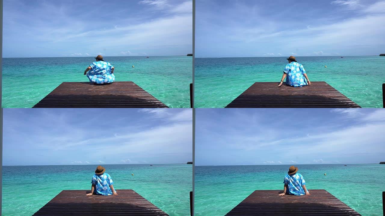 女人在明亮的蓝色夏季海洋中放松。在4k度假享受海风