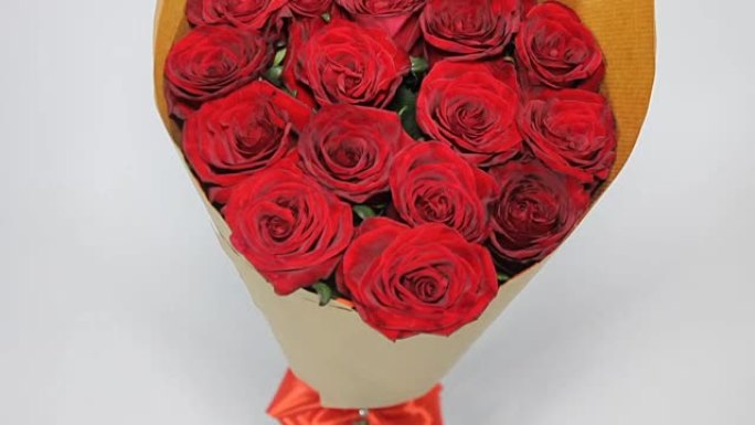 纸质包装中的红玫瑰花束