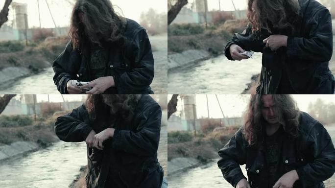 一个无家可归的乞丐在河边发现了纸质文件 (chance)