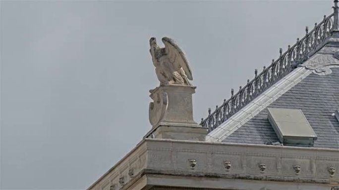 巴黎教堂顶上的一块建筑