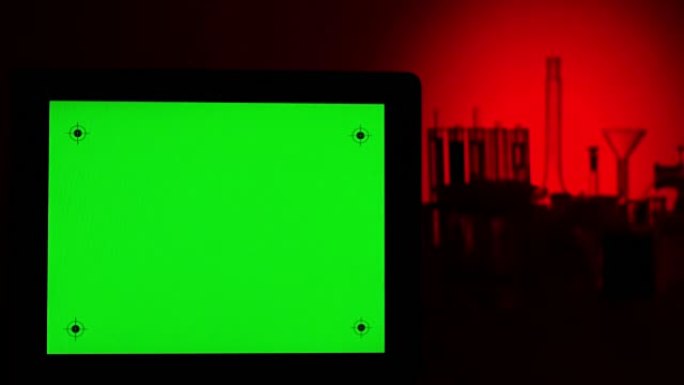 实验室内装有绿色萤幕的平板电脑