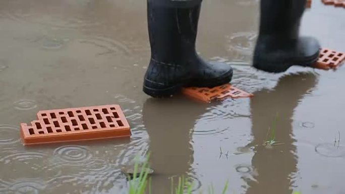 人经过砖头上的水坑