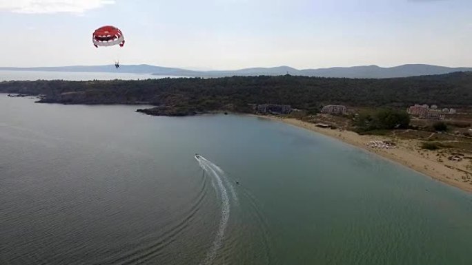 保加利亚索佐波尔 (Sozopol) 沙滩前的黑海滑翔伞