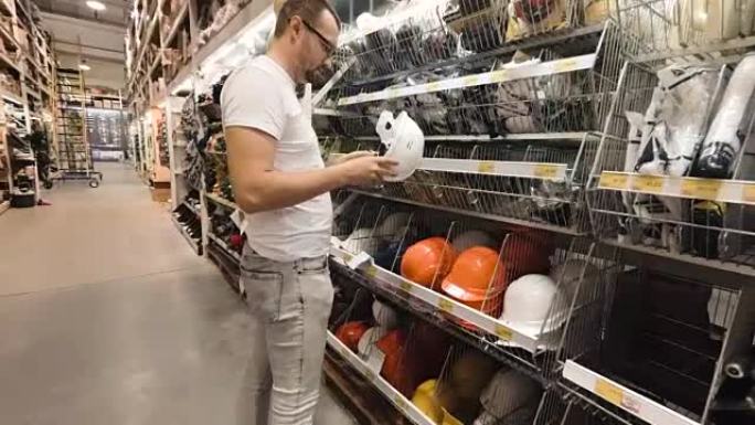 男子在超市寻找建筑头盔