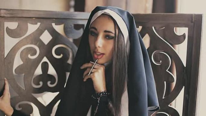坏修女看起来和亲吻十字架