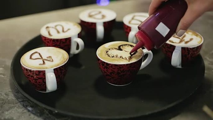 六杯咖啡，用俄语写着 “我爱你”。