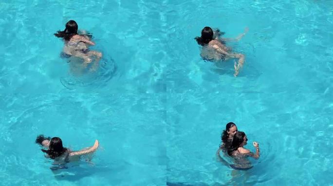两个女孩在游泳池玩溺水游戏