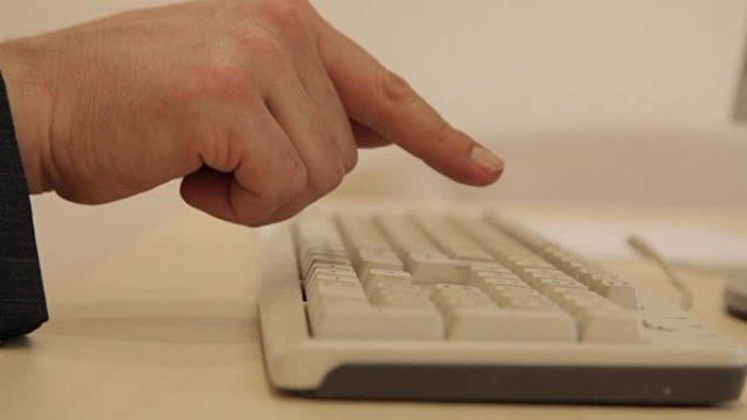 手指敲击电脑键盘