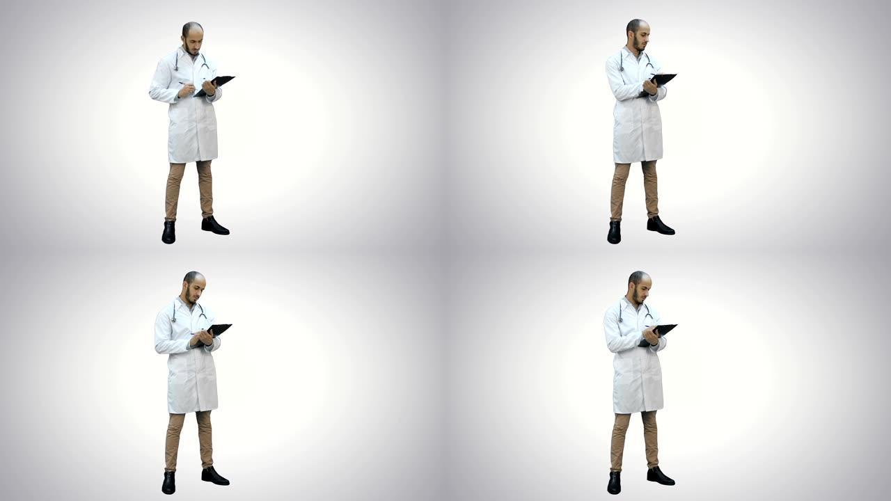 男医生穿着白大褂在白色背景上填写病人表格