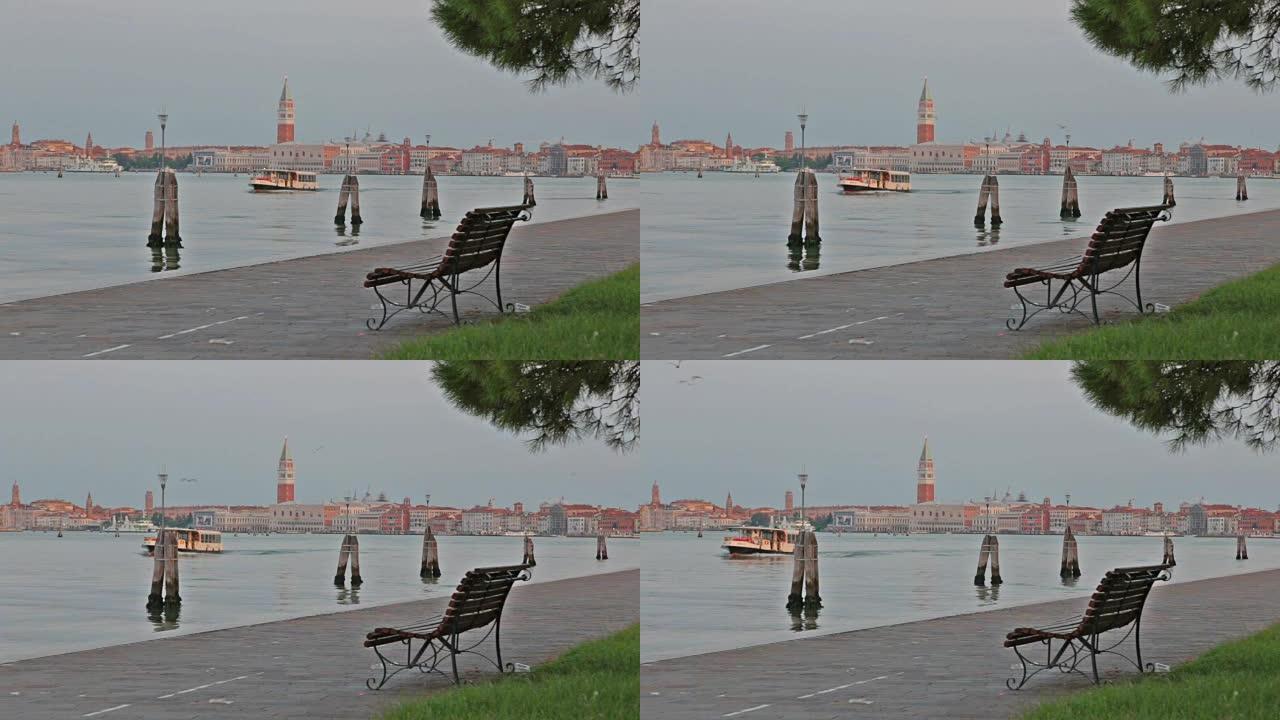 早晨的威尼斯景观与河水电车游泳投掷海上通道