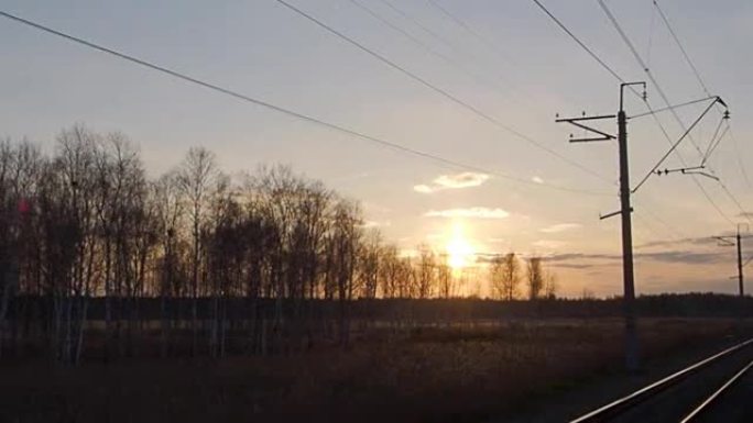 春天日落时西伯利亚大铁路上的风景