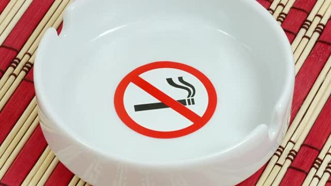 一个烟灰缸，里面有一个禁止吸烟的标志