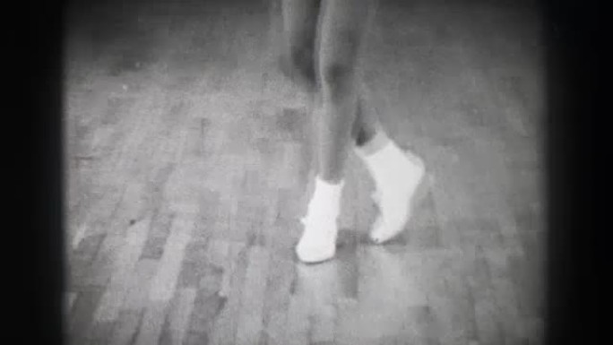 1966:爵士舞移动后踢步拖步滑梯3个特写。
