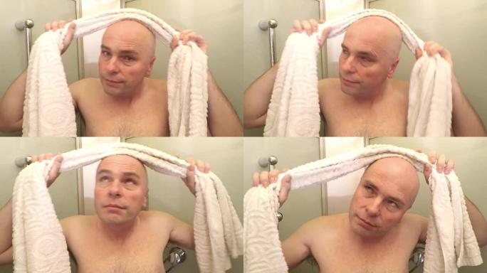 秃头男人洗身体。