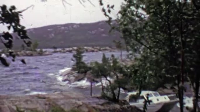 1957: 暴风雨袭击了绑在码头上的落基湖船。
