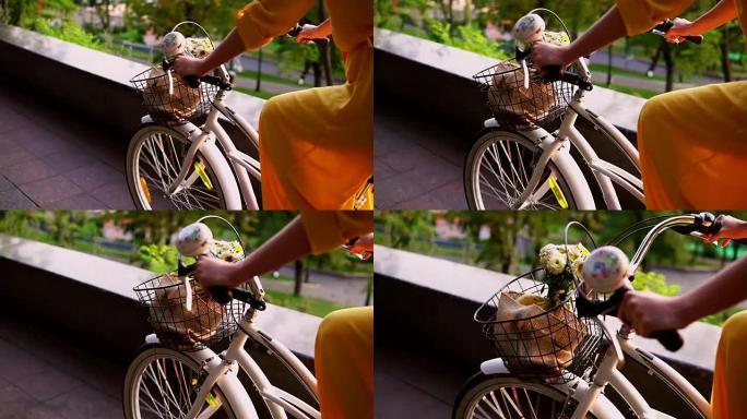 一个面目全非的女人骑着城市自行车，带着篮子和鲜花。斯蒂安卡姆开枪。慢动作