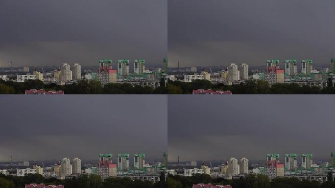 乌克兰基辅，2017年9月: 城市上空有雷雨。四闪电击中地面