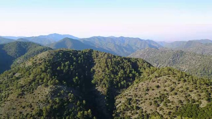 山地景观。塞浦路斯岛雪松谷。飞行在高空对山路