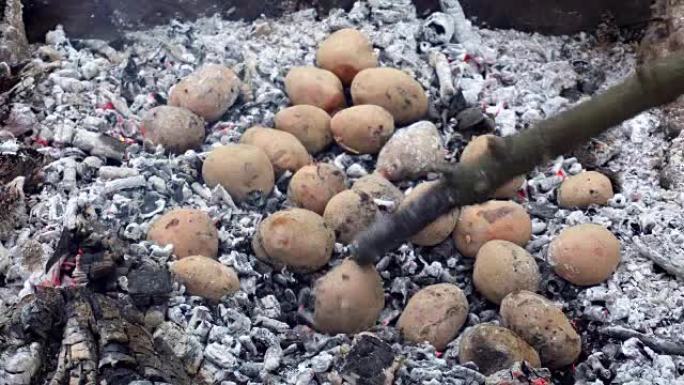 火中的烤土豆