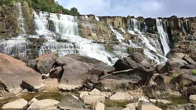 越南大叻的庞穆尔瀑布