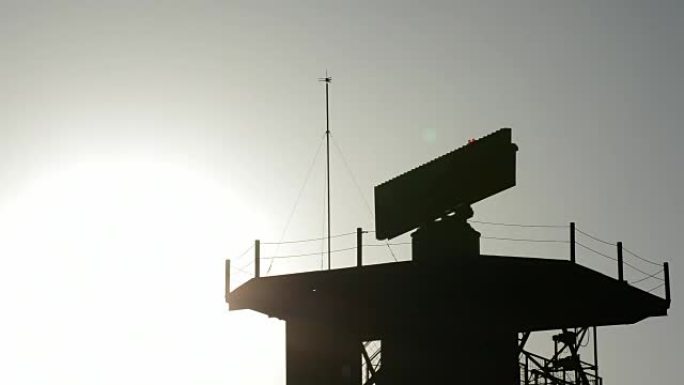 日落时在机场的雷达旋转塔