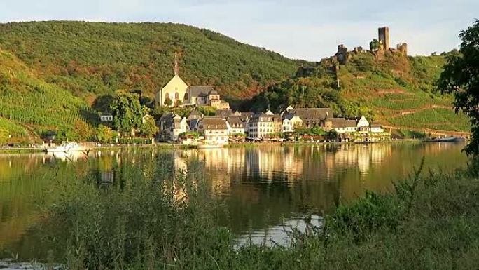 德国摩泽尔河贝尔施泰因村的城市景观。