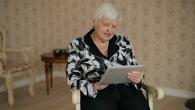 高级女性使用平板电脑