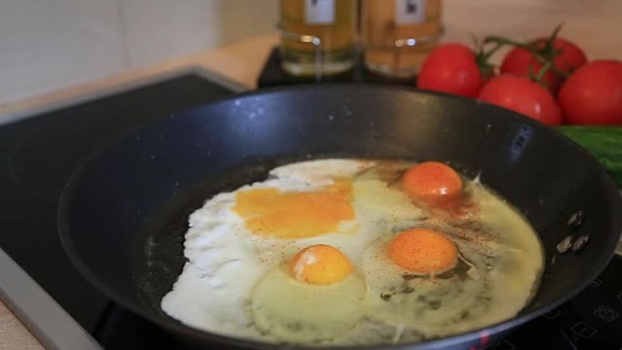 煎锅里的四个破鸡蛋