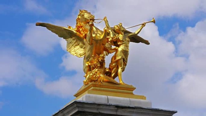 法国巴黎的金色雕像