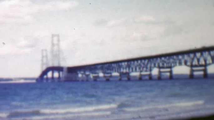 1957: 浅蓝色水滩上的现代钢桥。