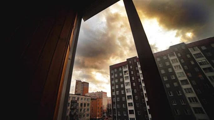 白天在城市流逝。从建筑物的窗户看。灰云。延时