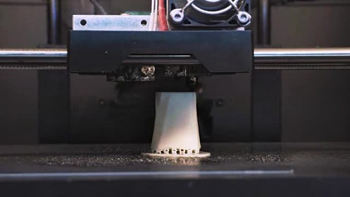 用3D打印机上的塑料丝进行打印。某种塑料零件。更换零件。3D打印机打印。