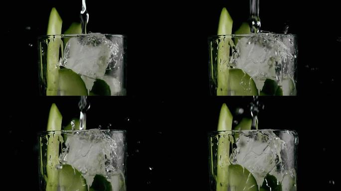 将水倒入装有黄瓜和冰的玻璃杯中。慢动作