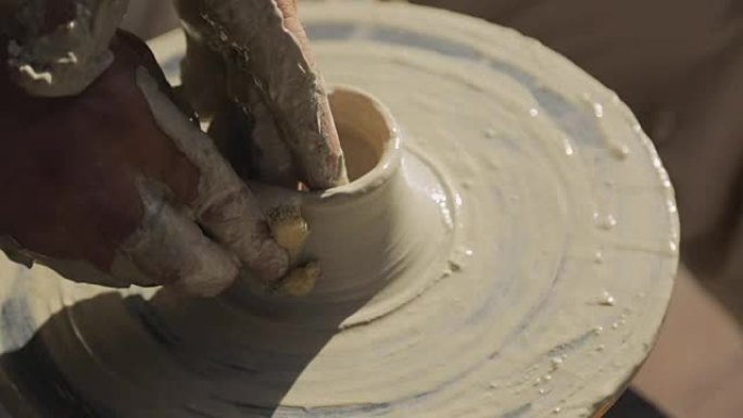 手工业者在陶工轮上创作陶器