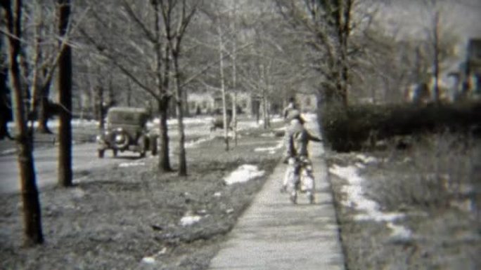 1938: 女孩穿上溜冰鞋，在人行道上巡游。