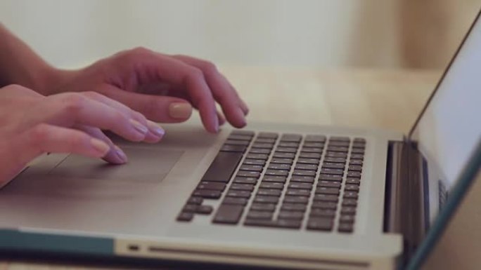 女人在笔记本电脑上打字。特写。