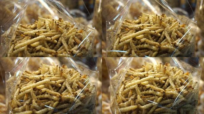 泰国当地市场包装的油炸竹虫。泰国的奇怪虫子食物