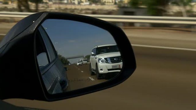 阳光明媚的日子迪拜到阿布扎比公路旅行侧镜视图4k阿拉伯联合酋长国