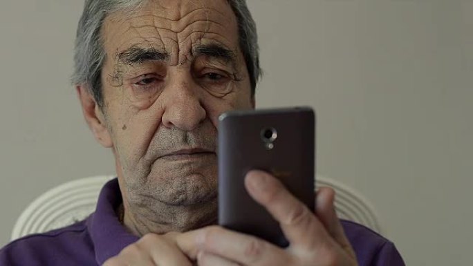 在家中使用智能手机关闭老年养老金领取者