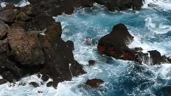 海浪撞击熔岩。两种速度。