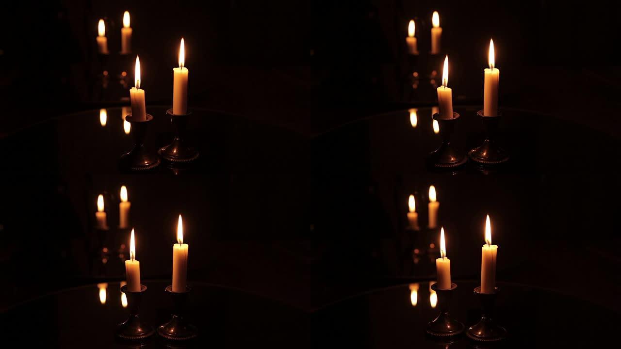 在镜子前的黑暗中燃烧蜡烛
