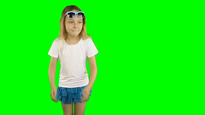小女孩正在展示她的手指和跳舞 ..戴着墨镜和t恤的女孩。剪辑包含绿色而不是阿尔法通道。
