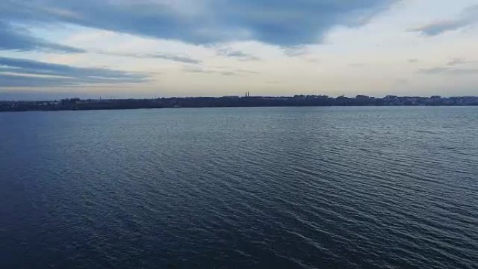 湖泊和两名渔民的鸟瞰图